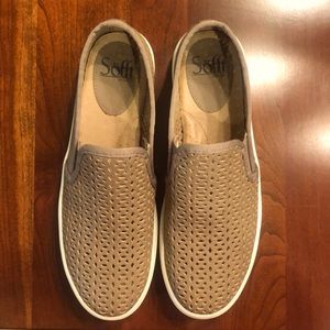 Sofft Loafers in tan. Size 6
